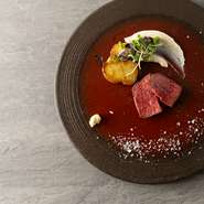 北海道産の食材を使い、フレンチ・イタリアン・洋食・ヴィーガンなど、さまざまな料理スタイルや技法を融合させているのが特長です。「おいしいを探究した先にある創造」を大切に、新しい一皿を発信しています。