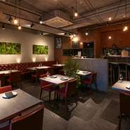 北海道の街並みを思わせる、煉瓦の壁が印象的な店内。美しい打ちっぱなしを活かした石材のテーブルや床で統一され、落ち着きのある雰囲気が漂います。オーセンティックでありながら、素材感を感じさせる空間です。