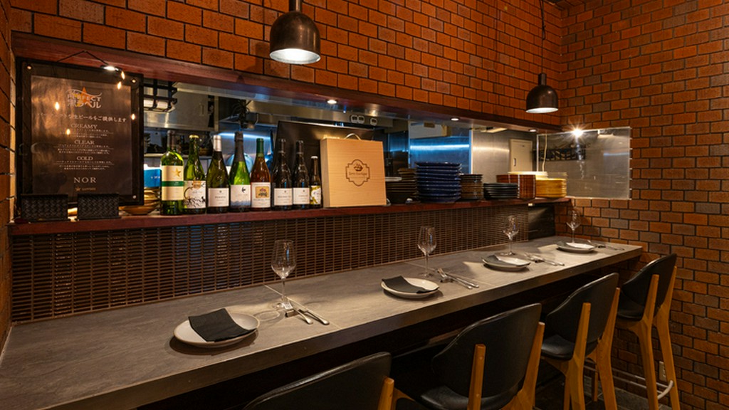 美食を前に二人の距離が縮まる、カウンターデートはいかが