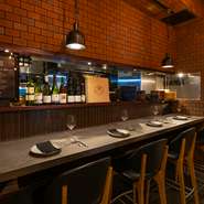 ディナーには、好みの料理を選べる『プリフィックスコース』のほか、シェアしていろいろ楽しめる『テイスティングコース』が用意されています。多彩な料理を味わい会話が弾む、大人のデートにオススメです。