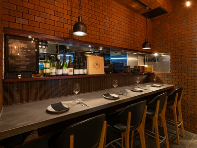 美食を前に二人の距離が縮まる、カウンターデートはいかが