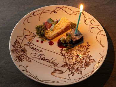 料理に華を添えるお酒やデザートも魅力的