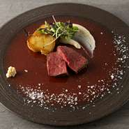 北海道・小平町の山深い広大な大自然で育まれた希少なA5ランクおびら和牛を、炭火でじっくりと焼き上げています。贅沢な味わいを引き立てるのは、シンプルながらも深い味わいを楽しめる塩。お店を代表する一皿です。