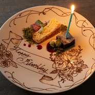 パティシエを目指していたこともあるというシェフによる、こだわりのデザート。甘すぎない絶妙な味わいが特長。記念日には、チョコペンで描いた特別なメッセージプレートにお願いすることも可能です。