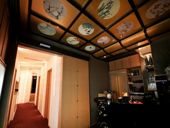 予約客だけが開けられる扉の奥に、魅惑の美食空間が広がる