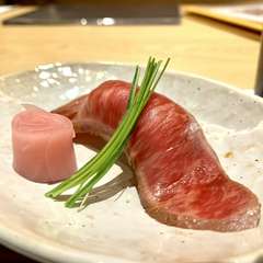 炙ることで甘みが際立ち香り広がる『神戸牛の肉寿司』