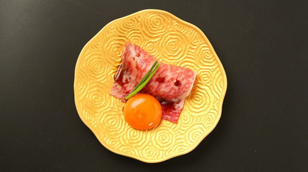 ゲストの目の前で炙って好みの焼き加減に仕上げてくれる『神戸牛霜降りロースの焼きすき』