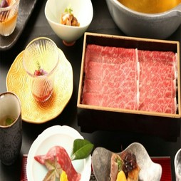 A5神戸牛を出汁しゃぶとすき鍋の2種の味わいを堪能できる肉会席コース