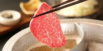 A5神戸牛霜降りと赤身を出汁しゃぶとすき鍋の２種の味わいを堪能できる贅沢肉会席コース