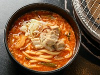 甘辛スープがやみつきなる人気メニュー。3日以上煮込んだテールスープがベース『ピリ辛カルビうどん』