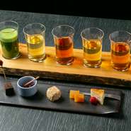 国産最高級茶葉を使用した色とりどりのお茶の飲み比べ＆茶菓子のペアリングを楽しむ『茶詠み』に、風味豊かなお茶を活かした贅沢なスイーツも用意。彩り豊かなお茶は五感すべてを魅了してくれます。