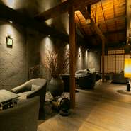 和の素材が取り入れられた、モダンなテイストの店内。やや暗めなグレーを基調とした空間は、鮮やかな抹茶をはじめ、お茶やスイーツたちの存在をさらに引き立ててくれます。