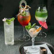 北川半兵衞の国産最高級茶葉を使用し、独自の製法で作り上げたリキュールから成るカクテルは、贅沢な時間により一層の彩りを感じて頂けることでしょう。シーズンごとの限定カクテルもございます。