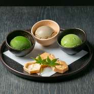 濃厚な抹茶の旨みを引き出した『濃茶のアイスクリーム』、炒りたて厳選茶の芳ばしさを引き揚げた『焙じ茶のアイスクリーム』、厳選抹茶に京都老舗の白味噌を練り込んだ『抹茶と白味噌のアイスクリーム』のセット。