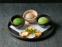 濃厚な抹茶の旨みを引き出した『濃茶のアイスクリーム』、炒りたて厳選茶の芳ばしさを引き揚げた『焙じ茶のアイスクリーム』、厳選抹茶に京都老舗の白味噌を練り込んだ『抹茶と白味噌のアイスクリーム』のセット。