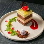 ショコラ生地にピスタチオムース・カカオムースをはさみ、ベリーソースをしのばぜた香り高いケーキです。お茶を引き立てるように仕立て上げられた逸品です。