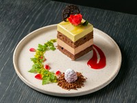 ショコラ生地にピスタチオムース・カカオムースをはさみ、ベリーソースをしのばぜた香り高いケーキです。お茶を引き立てるように仕立て上げられた逸品です。