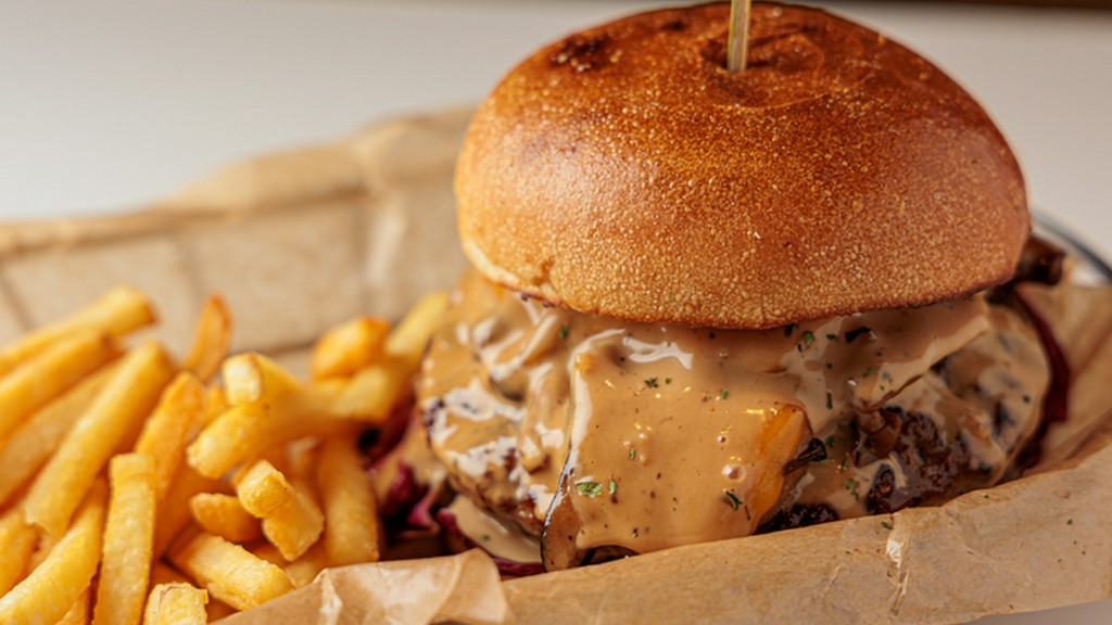 キノコの旨みとニンニクの香りが絶妙『グリルマッシュルームチーズバーガー』