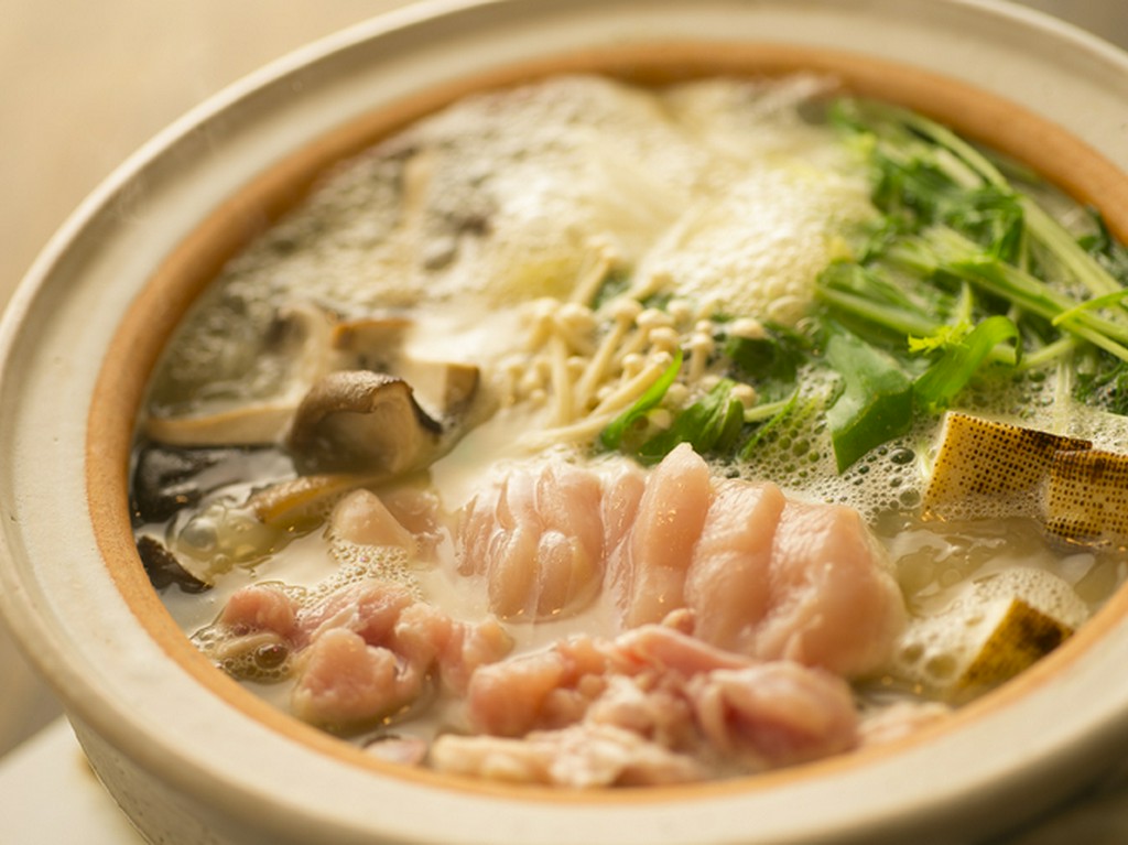 鶏肉のおいしさを、濃厚スープと共にダイレクトに味わえる『水炊き』