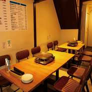 カジュアルな雰囲気で利用しやすいテーブル。ご家族での食事や女子会、様々な場面に。