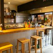 お一人様でも気軽なカウンター席。仕事帰りなどにテレビを見ながら食事を楽しめます。