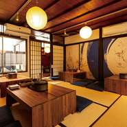 京都らしい和の風情漂う広々お座敷席。足を伸ばしてゆったり寛げます。