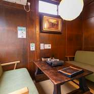2階には2名から利用可能な完全個室があります。和モダンでオシャレな雰囲気は、デートや記念日など特別な日にピッタリです。人気の高い席となっているので、予約はお早めに。