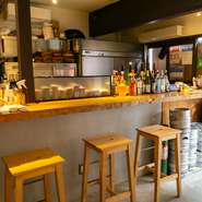 1階はお一人様でも気軽に立ち寄りやすいカジュアルな雰囲気。カウンター席でテレビを見ながらゆったり食事を楽しめます。注文はワンドリンク、ワンフードから。焼肉が食べたい気分になったらここで決まり！