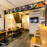 1階のテーブル席では、食事を楽しみやすい空気が広がっています。一方、2階は座敷になっており、靴を脱いでゆったりと過ごしたいときに。広めの空間を活かして、大人数での宴会にも対応可能です。