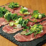 堂々の人気ナンバー1！女性からも圧倒的な支持を誇るねぎ塩タンです。ねぎのシャキシャキ食感ととろけるタンのハーモニーがたまりません。香りも豊かで食欲をそそります。