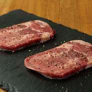 分厚くて食べ応え抜群！人気の厚切りタンは必食です。口に入れた瞬間広がる旨味、噛めば噛むほどおいしさが深まります。一度食べればやみつきになること間違いなし！