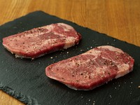 分厚くて食べ応え抜群！人気の厚切りタンは必食です。口に入れた瞬間広がる旨味、噛めば噛むほどおいしさが深まります。一度食べればやみつきになること間違いなし！