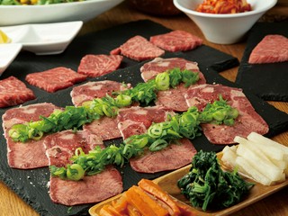 肉の匠が見極めるこだわりの厳選牛をリーズナブルに