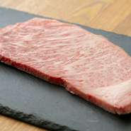 よりおいしいものを提供するため、お肉はあえて産地や銘柄を限定せず、その日の良いものだけを厳選！近江牛や神戸牛、松坂牛、山形牛、京都牛…など、ハイグレードな銘柄和牛をリーズナブルに堪能出来ます。