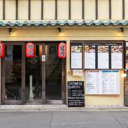 店内は活気があり、誰でもふらりと立ち寄れる雰囲気です。焼肉の香ばしい香りが漂い、食欲をそそります。一人でカウンター席を楽しむもよし、グループでテーブルを囲むもよし、どんなシーンにもなじむ空間です。