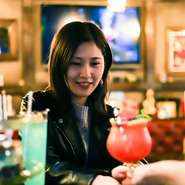 カウンターはカップルやおひとり様多し。