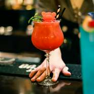 カクテルは本格的な自家製（クラフト）多し。