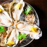 牡蠣の一大生産地である北海道厚岸町産のブランド牡蠣。身の締まりが良く、ミルキーな味が特徴で、栄養をしっかり吸収したコクのある旨みが口の中に広がります。季節ごとに濃厚さが変わり、味の違いも楽しめます。