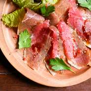 料理に使用する食材は、地元である北海道産を主軸に、厳選した素材。十勝帯広で育てた、赤身肉のおいしいブランド牛「豊西牛」や、北海道厚岸の人気ブランド牡蠣などを使用しています。