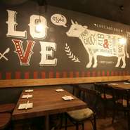 肉酒場ならではの充実した肉メニューが揃っているので、肉食系女子会にはもってこいです。お肉料理以外のアラカルトメニューや、ドリンクメニューも豊富。見た目も味もオススメの一軒です。