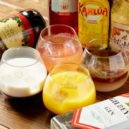 コースはもちろん飲み放題のみもございます。約30種のベーシック飲み放題、カクテルやハイボールも楽しめるスタンダード飲み放題、生ビールやオリジナルジントニック含むプレミアム飲み放題、予算や好みで選べます。