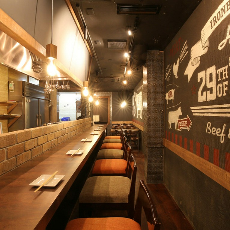 壁に広がるウォールアートが目を引く。木の温もり溢れる店内