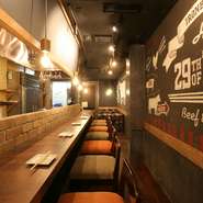 木を基調とした店内に足を踏み入れると、壁に広がるウォールアートが目を引きます。ライティングにもこだわった、温かみのある雰囲気の中、サク飲みから大人数での利用まで、思い思いの過ごし方ができます。