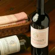 お肉と相性バツグンなワイン。イタリア・スペイン・オーストラリアなど、世界各国から厳選したワインが多数取り揃えられています。ワインベースのカクテルや、ワインが苦手な方には自家製サングリアもあります。