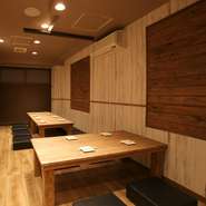 ゆったりとした座敷席は、最大18名までのフロア貸切が可能です。各種コースが揃っているので、予算に合わせて選べます。木目が落ち着く空間は、宴会やパーティーにぴったりです。