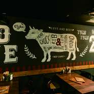 来店したゲストには食事はもちろん、空間や接客でも喜んでもらえるよう、心からの“おもてなし”を大切にしています。「今日のオススメ部位を提供して」というオーダーにも、シェフが快く対応してくれます。