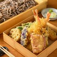 お店自慢の『板そば』に、揚げたてサクサクの天ぷらを添えて提供。天ぷらは海老2本に、季節の野菜5種と盛りだくさん。海山の幸と味わうことで、蕎麦の存在もより一層際立ちます。