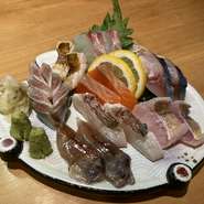 その季節の旬なお魚を約8種類、1人前なら全てを1切れずつ。2人前なら2切れずつと人数に合わせて盛り付けます。3種類や5種類盛りも承ります。お刺身には普通のわさびの他に「特製塩わさび」を付けています