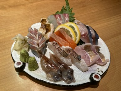 お刺身盛り合わせ（写真は2人前）