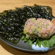 お寿司屋さんによくある「トロたく巻」。それを巻物にはせず、完全な酒の肴としての逸品です。マグロ中トロ叩き、刻んだ沢庵を出汁醤油で味付け。韓国海苔に巻いて頂きます。当店人気メニューの一角です！